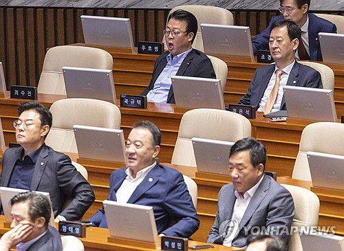 정청래 대표 연설에 항의하는 국민의힘(서울=연합뉴스) 황광모 기자 = 국민의힘 곽규택 의원이 9일 국회에서 열린 더불어민주당 정청래 대표의 교섭단체 대표 연설을 듣다 항의하고 있다. 2025.9.9 hkmpooh@yna.co.kr