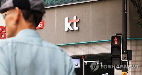 KT 소액결제 피해(서울=연합뉴스) 최재구 기자 = 9일 한 시민이 서울 kt 판매점 앞을 지나고 있다. kt 가입자들의 집단 소액결제 피해가 발생한 가운데 이번 사건이 결제 카드 정보 도난 등 2차 피해로 이어질 수 있다는 전문가 경고가 나왔다. 2025.9.9 jjaeck9@yna.co.kr
