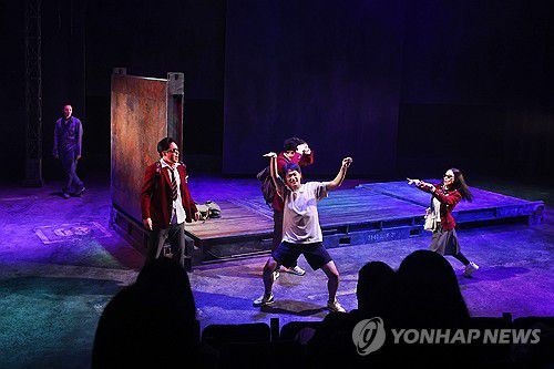 연극 '엔드 월-저 벽 너머에는 뭐가 있을까' 프레스콜(서울=연합뉴스) 진연수 기자 = 9일 오후 서울 종로구 대학로극장 쿼드에서 열린 서울희곡상 수상작 연극 '엔드월(End Wall)-저 벽 너머에는 뭐가 있을까?' 프레스콜에서 배우들이 시연하고 있다. 2025.9.9 jin90@yna.co.kr