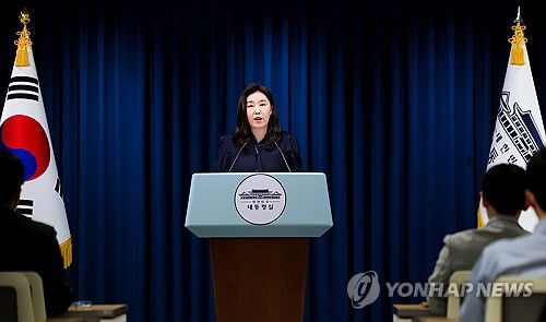 국무회의·차관급 인선 브리핑하는 강유정 대변인(서울=연합뉴스) 김도훈 기자 = 강유정 대통령실 대변인이 9일 서울 용산 대통령실에서 이날 열린 국무회의와 차관급 인선 관련 브리핑을 하고 있다. 2025.9.9 superdoo82@yna.co.kr