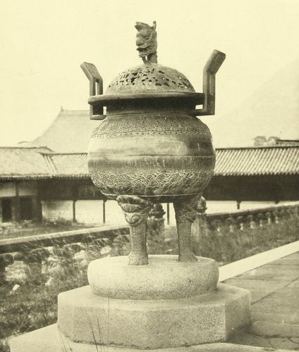 경복궁 근정전 향로를 촬영한 옛 사진 1930년 발간된 '조선고적도보'(朝鮮古蹟圖譜) 10권에 실린 내용 [국립문화유산연구원 제공. 재판매 및 DB 금지]