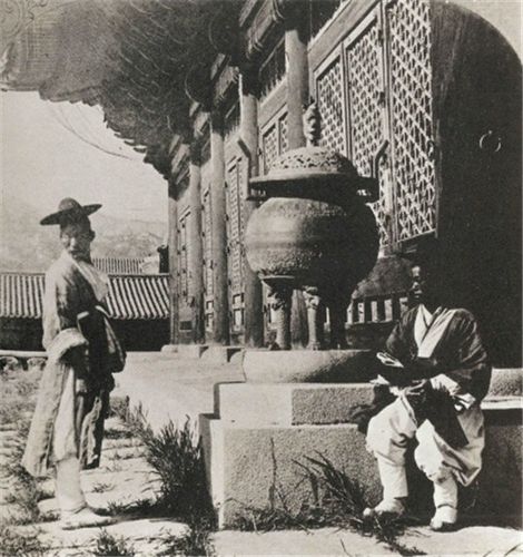 경복궁 근정전 향로국가유산청(당시 문화재청)이 2010년 덕수궁 향로의 뚜껑을 찾았다는 소식을 알리며 보도자료에서 함께 공개한 사진 [국가유산청 제공. 재판매 및 DB 금지]