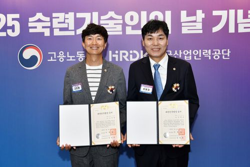 고민철(왼쪽) 명장과 유동성 명장[HD현대중공업 제공. 재판매 및 DB 금지]