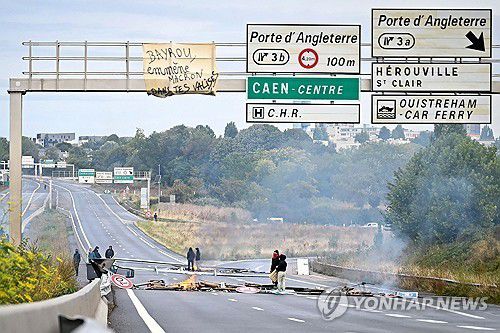 캉 고가도로를 봉쇄한 시위대[AFP 연합뉴스 자료사진. 재판매 및 DB 금지]