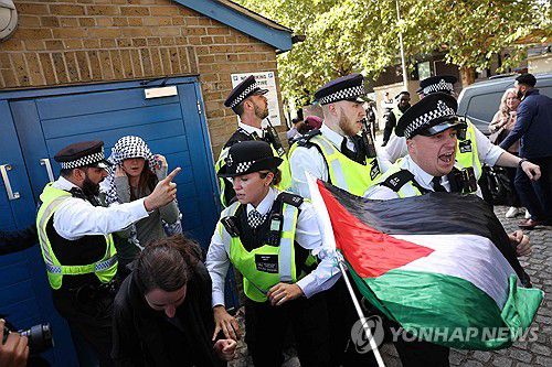 전시장 앞 팔레스타인 지지 시위에 대응하는 영국 경찰[AFP 연합뉴스 재판매 및 DB 금지]