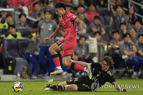 상대 마르셀 루이스와 볼 다투는 옌스 카스트로프[AP=연합뉴스]