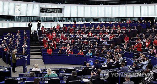 집행위원장 연설 듣는 유럽의회 의원들 [EPA 연합뉴스]