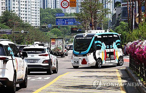 수원 시내 달리는 자율주행차량(수원=연합뉴스) 홍기원 기자 = 26일 경기도 수원시 영통구 수원컨벤션센터 인근에서 자율주행차량이 시험운행을 하고 있다.     수원시는 '2025 수원 ITS 아태총회' 기간인 28일부터 30일까지 수원컨벤션센터, 광교중앙역, 홍재교삼거리, 센트럴파크로사거리에 이르는 3.2km 노선을 순환하는 자율주행차량을 운행한다. 2025.5.26 xanadu@yna.co.kr