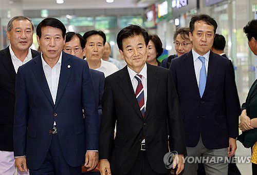 법정으로 향하는 정동영 장관[연합뉴스 자료사진]