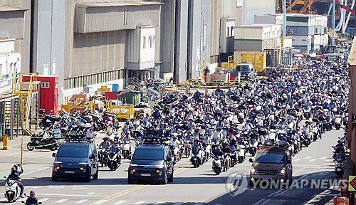오토바이 경적 시위하는 HD현대중 노조(울산=연합뉴스) HD현대중공업 노조가 3일 임협 난항으로 올해 7번째 부분 파업을 벌였다. 조합원들이 울산 본사 조선소에서 오토바이를 타고 경적 시위하는 모습. 2025.9.3 [HD현대중공업 제공. 재판매 및 DB 금지] canto@yna.co.kr