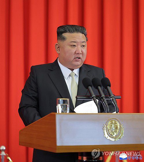 북한, 국기게양식 및 중앙선서모임 진행(평양 조선중앙통신=연합뉴스) 정권 수립 77주년 기념일(9·9절)을 맞아 김정은 북한 국무위원장이 참석한 가운데 만수대의사당에서 국기게양식 및 중앙선서모임이 9일 진행됐다고 조선중앙통신이 10일 보도했다. 모임에서 연설하는 김정은. 2025.9.10      [국내에서만 사용가능. 재배포 금지. For Use Only in the Republic of Korea. No Redistribution] nkphoto@yna.co.kr