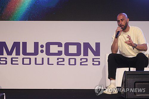 발표하는 가지 샤미 엠파이어 CEO(서울=연합뉴스) 류효림 기자 = 가지 샤미 엠파이어 설립자 겸 대표가 10일 서울 용산구 그랜드 하얏트 서울 호텔에서 열린 뮤콘 2025에서 '엠파이어가 그리는 새로운 음악 비즈니스 패러다임'을 주제로 발표하고 있다. 2025.9.10 ryousanta@yna.co.kr