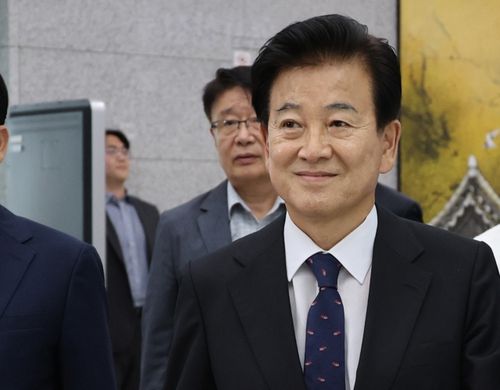 법원 출석한 정동영 통일부 장관(전주=연합뉴스) 나보배 기자 = 정동영 통일부 장관이 10일 공직선거법 위반 항소심 선고 공판에 참석하기 위해 전주지법 법정으로 향하고 있다. 2025.9.10 warm@yna.co.kr