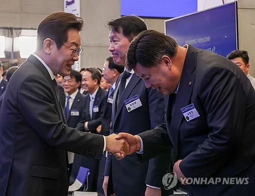 서정진 셀트리온 회장과 인사하는 이재명 대통령(서울=연합뉴스) 한상균 기자 = 이재명 대통령이 10일 서울 마포구 프론트원에서 열린 국민성장펀드 보고대회에서 서정진 셀트리온 회장과 인사를 하고 있다. 2025.9.10 xyz@yna.co.kr