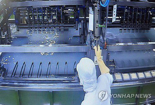 강릉 '초당두부'도 위기(강릉=연합뉴스) 강태현 기자 = 강릉시가 최악의 가뭄으로 '재난 사태' 선포 12일째를 맞은 10일 강릉초당두부 공장에서 두부가 제조되고 있다. 콩 세척과 불리기, 끓이기, 여과, 열 냉탕 처리 등 과정에 물 사용이 필수적인 탓에 두부 식당과 공장은 단수로 인한 생업 위기를 토로하고 있다. 사진은 공장 내 폐쇄회로(CC)TV에 찍힌 공장 내부 모습. 2025.9.10 taetae@yna.co.kr