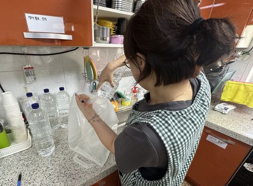 접이식 물주머니에 물 보관하는 어린이집 선생님[촬영 강태현]