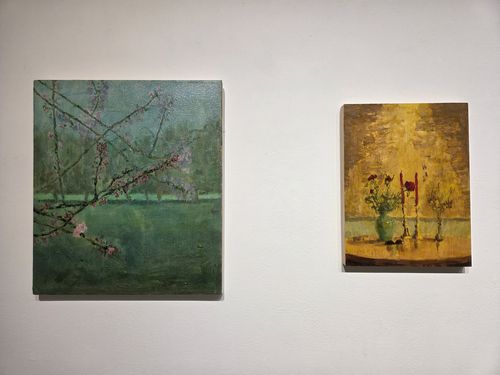 우리가 살아가는 방식 전시 전경(서울=연합뉴스) 박의래 기자 = 10일 서울 인사동 선화랑에서 열리고 있는 '우리가 살아가는 방식' 전시 전경. 세바스티안 에스페호 작 '겨울 끝의 벚꽃'(왼쪽)과 '잔과 강이 있는 탁자'. 2025.9.10. laecorp@yna.co.kr