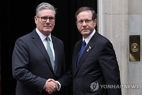 10일 다우닝가 10번지 앞 스타머 총리(왼쪽)와 헤르조그 대통령[AFP 연합뉴스]