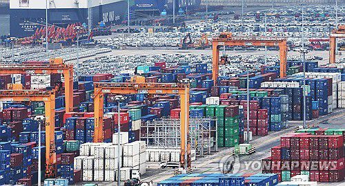 경기도 평택항에 쌓여있는 컨테이너들[연합뉴스 자료사진]