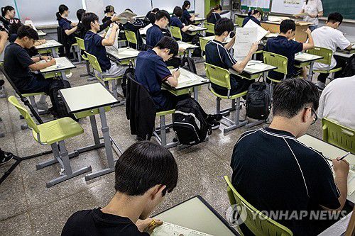 9월 모의평가 준비하는 수험생들(서울=연합뉴스) 2026학년도 대학수학능력시험 9월 모의평가 시행일인 지난 3일 서울 광진구 광남고등학교에서 학생들이 시험을 준비하고 있다. 2025.9.11 [사진공동취재단] photo@yna.co.kr