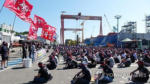 HD현대중 노조, 임협 난항으로 파업(울산=연합뉴스) HD현대중공업 노조가 3일 임협 난항으로 올해 7번째 부분 파업을 벌였다. 조합원들이 울산 본사 조선소에서 집회하는 모습. 2025.9.3 [HD현대중공업 제공. 재판매 및 DB 금지] canto@yna.co.kr