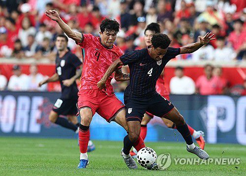 김민재, 돌격(해리슨[미국 뉴저지주]=연합뉴스) 윤동진 기자 = 6일(현지시간) 미국 뉴저지주 해리슨 스포츠일러스트레이티드 스타디움에서 열린 한국 대 미국 친선경기에서 한국 김민재가 볼을 쫓고 있다. 2025.9.7 mon@yna.co.kr