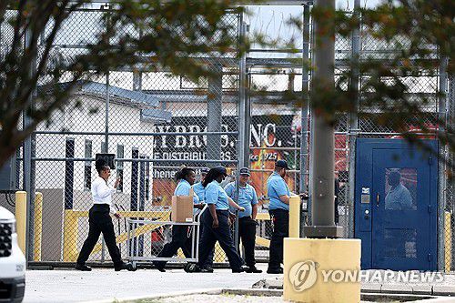 포크스턴 이민세관단속국 구금시설(포크스턴[미국 조지아주]=연합뉴스) 윤동진 기자 = 9일(현지시간) 미국 당국의 이민단속으로 체포된 현대차-LG엔솔 배터리공장 건설 현장 직원들이 수감돼 있는 조지아주 포크스턴의 이민세관단속국(ICE) 구금시설 모습. 2025.9.10 mon@yna.co.kr