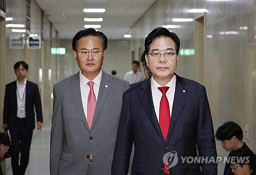 회동 향하는 송언석-유상범(서울=연합뉴스) 박동주 기자 = 국민의힘 송언석 원내대표와 유상범 원내수석부대 표가 10일 서울 여의도 국회에서 더불어민주당 김병기 원내대표와 문진석 원내수석부대표를 만나기 위해 이동하고 있다. 2025.9.10 pdj6635@yna.co.kr