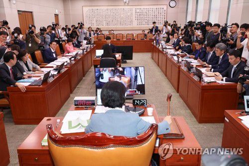 검찰개혁 청문계획서 안건 상정(서울=연합뉴스) 김주성 기자 = 10일 서울 여의도 국회에서 열린 법제사법위원회 전체회의에서 추미애 위원장이 검찰개혁 입법청문회 실시계획서 채택의 건 등 안건을 상정하고 있다. 2025.9.10 utzza@yna.co.kr