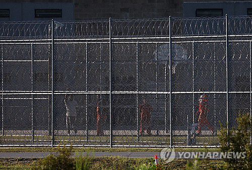 포크스턴 이민세관단속국 구금시설(포크스턴[미국 조지아주]=연합뉴스) 윤동진 기자 = 미국 이민당국에 구금된 한국인들을 데려오려던 전세기 출발이 미국측 사정으로 어렵게 된 10일(현지시간) 한국인들이 수감돼 있는 조지아주 포크스턴의 이민세관단속국(ICE) 구금시설에서 수감자들이 운동을 하고 있다. 2025.9.10 mon@yna.co.kr