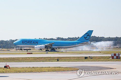애틀랜타 공항 도착하는 미국 구금 한국인 귀국편 전세기(애틀랜타=연합뉴스) 신현우 기자 = 미국 조지아주 현대차그룹-LG에너지솔루션 배터리 합작 공장(HL-GA 배터리회사) 건설 현장에서 구금된 한국인을 태울 대한항공 전세기가 10일(현지시간) 하츠필드-잭슨 애틀랜타 국제공항에 착륙하고 있다.     외교부는 이날 "조지아주에 구금된 우리 국민들의 현지 시간 10일 출발은 미측 사정으로 어렵게 됐다"고 밝혔다. 2025.9.11 nowwego@yna.co.kr