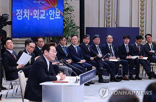 이재명 대통령 발언 듣는 참모진(서울=연합뉴스) 김도훈 기자 = 11일 청와대 영빈관에서 열린 이재명 대통령 취임 100일 기자회견에서 강훈식 비서실장, 위성락 국가안보실장, 우상호 정무수석 등 참모진이 대통령 발언을 듣고 있다. 2025.9.11 superdoo82@yna.co.kr