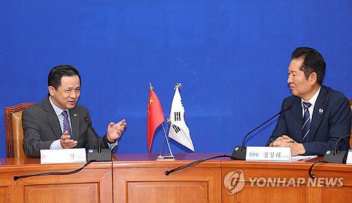 다이빙 중국대사 만난 정청래 대표(서울=연합뉴스) 박동주 기자 = 더불어민주당 정청래 대표가 11일 국회에서 다이빙 주한 중국대사를 만나고 있다. 2025.9.11 pdj6635@yna.co.kr