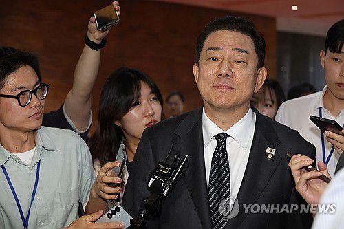 김병기 원내대표, 질문 받으며 본회의장으로(서울=연합뉴스) 박동주 기자 = 더불어민주당 김병기 원내대표가 11일 서울 여의도 국회 본회의에 참석하며 취재진의 질문을 받고 있다. 2025.9.11 pdj6635@yna.co.kr