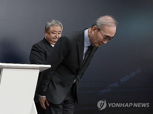 소액결제 피해 관련 고개 숙인 KT(서울=연합뉴스) 이동해 기자 = 김영섭 KT 사장이 11일 서울 종로구 KT 광화문빌딩 웨스트 사옥에서 소액결제 피해와 관련해 고개 숙여 사과하고 있다. 2025.9.11 [공동취재] eastsea@yna.co.kr