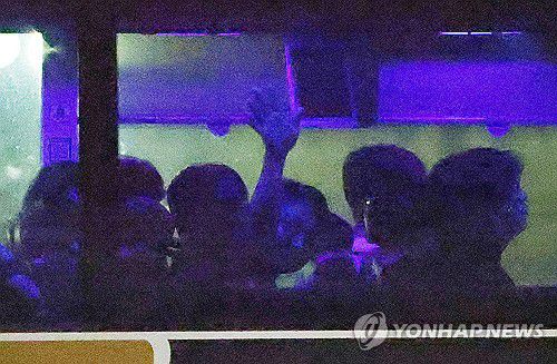 풀려난 구금 한국 근로자들(포크스턴[미국 조지아주]=연합뉴스) 윤동진 기자 = 이민단속으로 체포됐던 현대차-LG엔솔 배터리공장 건설 현장 직원이 11일(현지시간) 미국 조지아주 포크스턴의 이민세관단속국(ICE) 구금시설에서 나와 버스에 탑승해 손 들어 인사하고 있다. 2025.9.11 mon@yna.co.kr