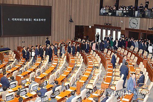 체포동의안 표결 불참한 국민의힘 의원들(서울=연합뉴스) 김주성 기자 = 국민의힘 의원들이 11일 국회 본회의에서 권성동 의원 체포동의안에 대한 표결이 시작되자 본회의장에서 나가고 있다. 2025.9.11 utzza@yna.co.kr