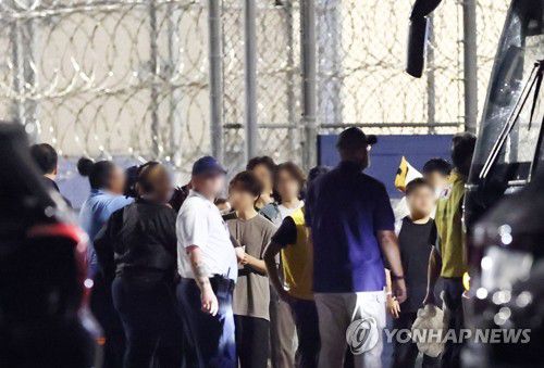 '기다리던 집으로'(포크스턴[미국 조지아주]=연합뉴스) 윤동진 기자 = 이민단속으로 체포됐던 현대차-LG엔솔 배터리공장 건설 현장 직원들이 애틀랜타 공항으로 향하기 위해 11일(현지시간) 미국 조지아주 포크스턴의 이민세관단속국(ICE) 구금시설을 나서고 있다. 2025.9.11 mon@yna.co.kr