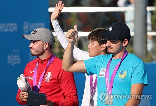 리커브 남자 개인전 시상식 마친 선수들(광주=연합뉴스) 김성민 기자 = 11일 광주 동구 국립아시아문화전당 5·18민주광장에서 열린 2025 세계양궁선수권대회 리커브 남자 개인 시상식에서 선수들이 경기장을 나서고 있다. 왼쪽부터 스페인 안드레스 테미뇨, 한국 김제덕, 브라질 마르쿠스 달메이다. 2025.9.11 ksm7976@yna.co.kr