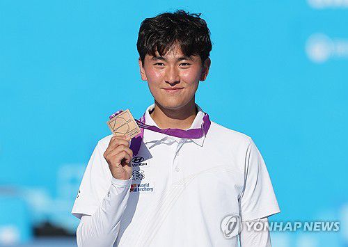 김제덕 '동메달 들고 미소'(광주=연합뉴스) 김성민 기자 = 11일 광주 동구 국립아시아문화전당 5·18민주광장에서 열린 2025 세계양궁선수권대회 리커브 남자 개인 시상식에서 김제덕이 동메달을 들어 보여주고 있다. 2025.9.11 ksm7976@yna.co.kr