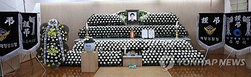 갯벌 고립 노인에 구명조끼 벗어주고 숨진 해경 이재석 경장 빈소(인천=연합뉴스) 임순석 기자 = 11일 인천 동구의 한 장례식장에 갯벌 고립 노인에 구명조끼 벗어주고 숨진 해경 고(故) 이재석 경장 빈소가 마련되어 있다.      이 경장은 이날 오전 3시 30분께 인천 옹진군 영흥도 갯벌에서 70대 A씨가 고립됐다는 신고를 받고 현장에 투입돼 구조 작업 중 실종됐다. 2025.9.11 soonseok02@yna.co.kr