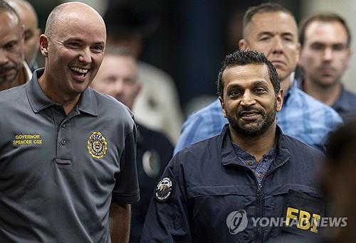 콕스 유타 주지사와 파텔 FBI 국장(오렘 <미국 유타주> 로이터=연합뉴스) 2025년 9월 11일 스펜서 콕스(왼쪽) 미국 유타주 주지사와 캐시 파텔 미국 연방수사국(FBI) 국장이 유타주 오렘 소재 유타밸리대에서 전날 발생한 우익 활동가 찰리 커크(31) 암살사건의 수사상황 브리핑을 위한 기자회견에 참석하기 위해 걸어가는 모습. (Rio Giancarlo/The Deseret News via AP) MANDATORY CREDIT; SALT LAKE TRIBUNE OUT [원형 그대로 크레딧 표시 필수, 솔트레이크 트리뷴 사용 금지] 2025.9.12.