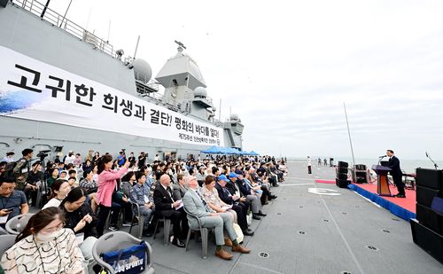 해군 마라도함에 승선한 항해 체험 참석자들[인천시 제공. 재판매 및 DB 금지]