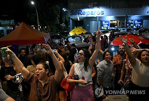 11일(현지시간) 브라질 대법원 판결에 환호하는 주민들[브라질리아 AFP=연합뉴스. 재판매 및 DB 금지]