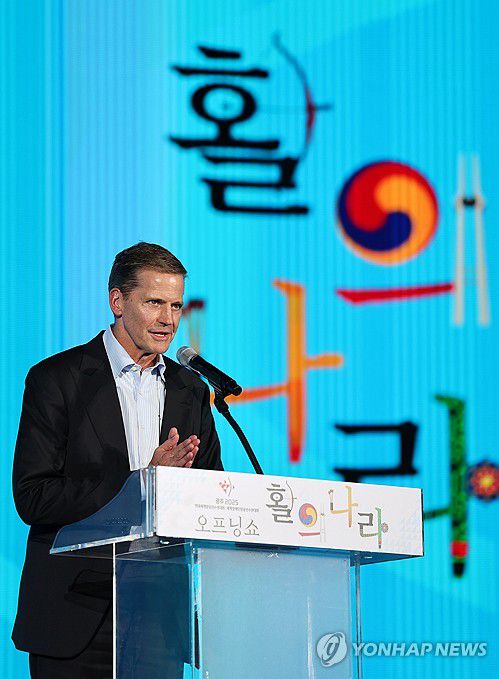 인사말 하는 세계양궁연맹 이스턴 회장(광주=연합뉴스) 조남수 기자 = 2025 세계양궁선수권대회 개막을 이틀 앞둔 3일 오후 광주 동구 금남로에서 열린 대회 성공 개최 기원 오프닝쇼 '활의 나라'에서 세계양궁연맹 그레그 이스턴 회장이 인사말하고 있다. 2025.9.3 iso64@yna.co.kr