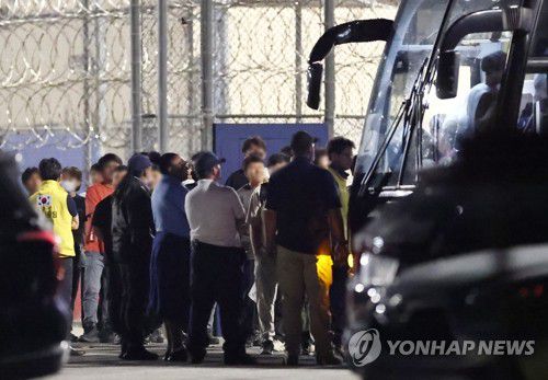 '기다리던 집으로'(포크스턴[미국 조지아주]=연합뉴스) 윤동진 기자 = 이민단속으로 체포됐던 현대차-LG엔솔 배터리공장 건설 현장 직원들이 애틀랜타 공항으로 향하기 위해 11일(현지시간) 미국 조지아주 포크스턴의 이민세관단속국(ICE) 구금시설을 나서며 버스에 탑승하고 있다. 2025.9.11 mon@yna.co.kr