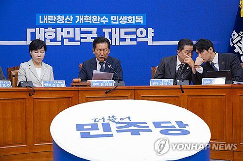 한준호 최고위원과 대화하는 김병기 원내대표(서울=연합뉴스) 황광모 기자 = 더불어민주당 김병기 원내대표(오른쪽 두 번째)가 12일 국회에서 열린 최고위원회의에서 정청래 대표의 발언을 듣다 한준호 최고위원과 대화하고 있다. 2025.9.12 hkmpooh@yna.co.kr