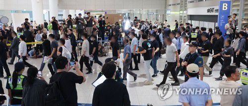 미국에서 귀국한 한국근로자들(영종도=연합뉴스) 이진욱 기자 = 미국 이민당국에 의해 조지아주에 구금됐던 한국인 근로자들이 12일 인천국제공항 제2여객터미널 입국장을 나서고 있다. 2025.9.12 [공동취재] cityboy@yna.co.kr