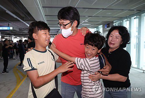 가족과 만난 귀국 한국인 근로자(영종도=연합뉴스) 이진욱 기자 = 미국 이민 당국에 체포·구금됐다가 석방된 한국인 근로자가 12일 인천국제공항을 통해 귀국해 가족들과 만나 인사를 나누고 있다. 2025.9.12 [공동취재] cityboy@yna.co.kr