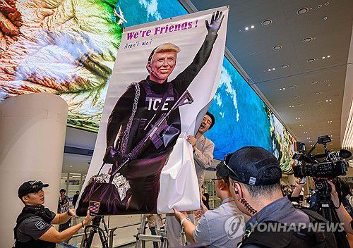 '구금 국민' 귀국 입국장서 퍼포먼스 하는 이제석 광고연구소 대표(영종도=연합뉴스) 이진욱 기자 = 미국 이민당국에 의해 조지아주에 구금됐던 한국인 근로자들이 귀국한 12일 인천국제공항 제2여객터미널 입국장에서 이제석 이제석광고연구소 대표가 트럼프 미국 대통령의 모습이 담긴 플래카드 퍼포먼스를 벌이고 있다. 2025.9.12 [공동취재] cityboy@yna.co.kr